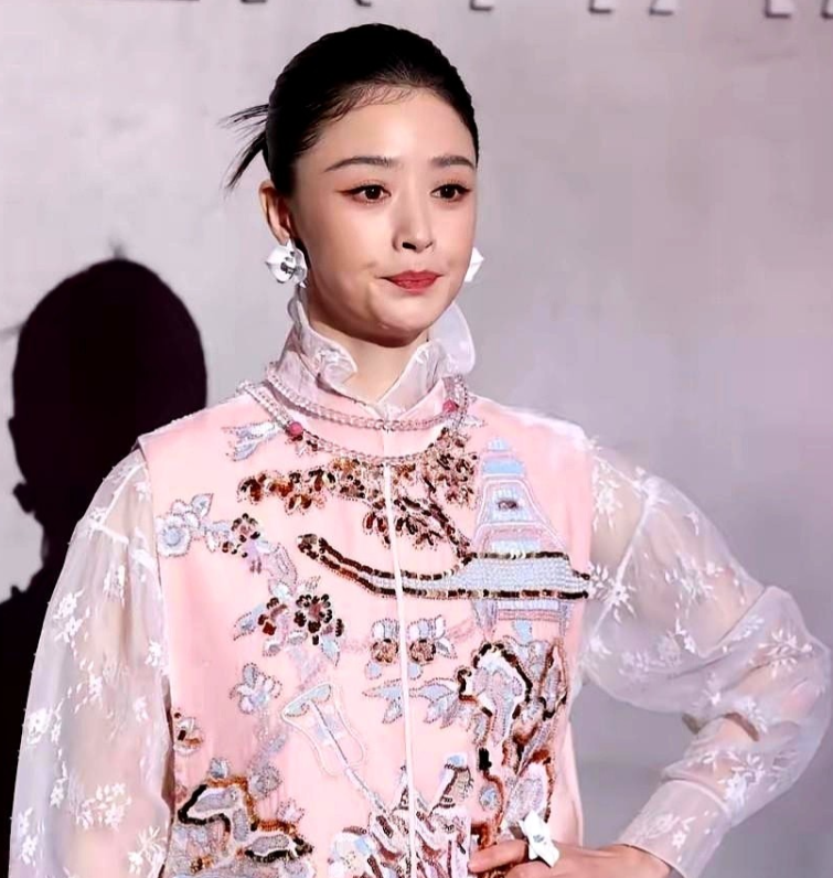 蒋欣委屈落泪：“我好难啊！这件礼服是经纪人挑的，我得穿好看了，不能让人觉得我胖。