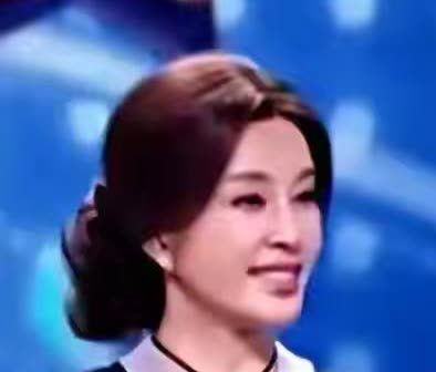 刘晓庆的第一任丈夫王立他是北京人，比刘晓庆大一岁，是总政歌舞团的小提琴手