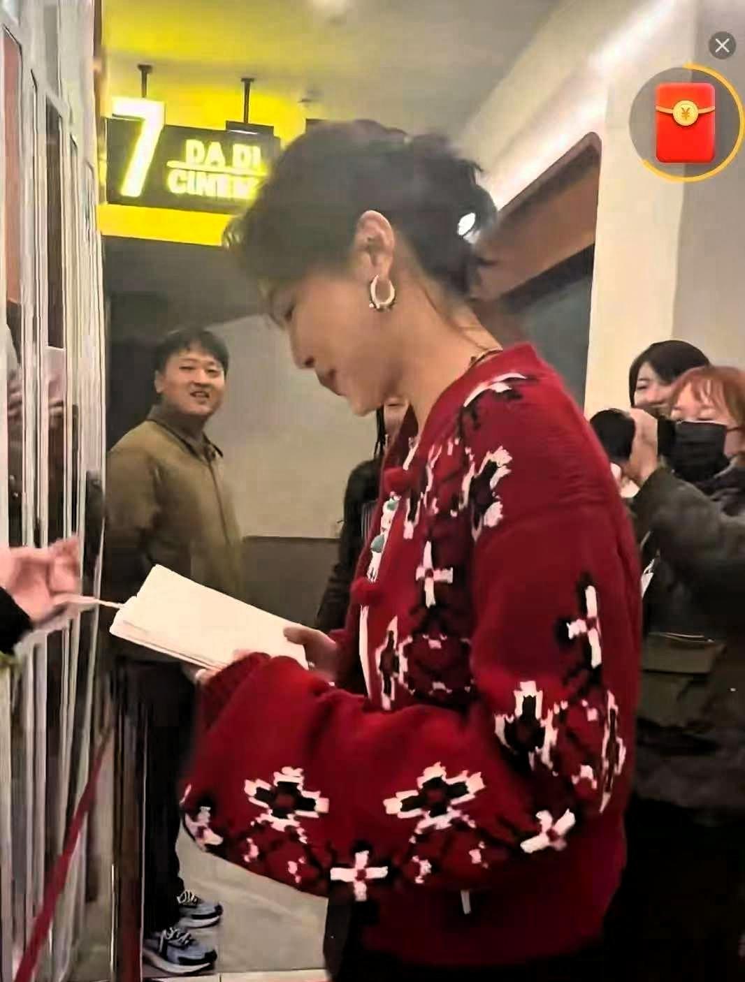 辛芷蕾回鹤岗路演，她站在台上和观众交流，说着电影里的情节，台下突然有人喊了一声：