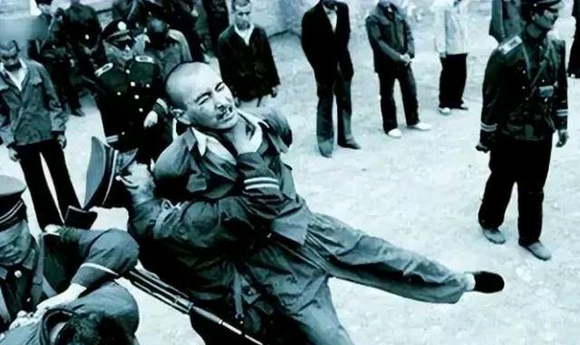 1985年，山西省某处山坡上，一队武装警察，正准备对死刑犯执行枪决。战士们端起枪