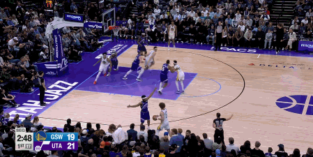 哥哥比赛还有我！小库里复出手感火热！在今天NBA常规赛勇士对阵爵士的第一节比赛