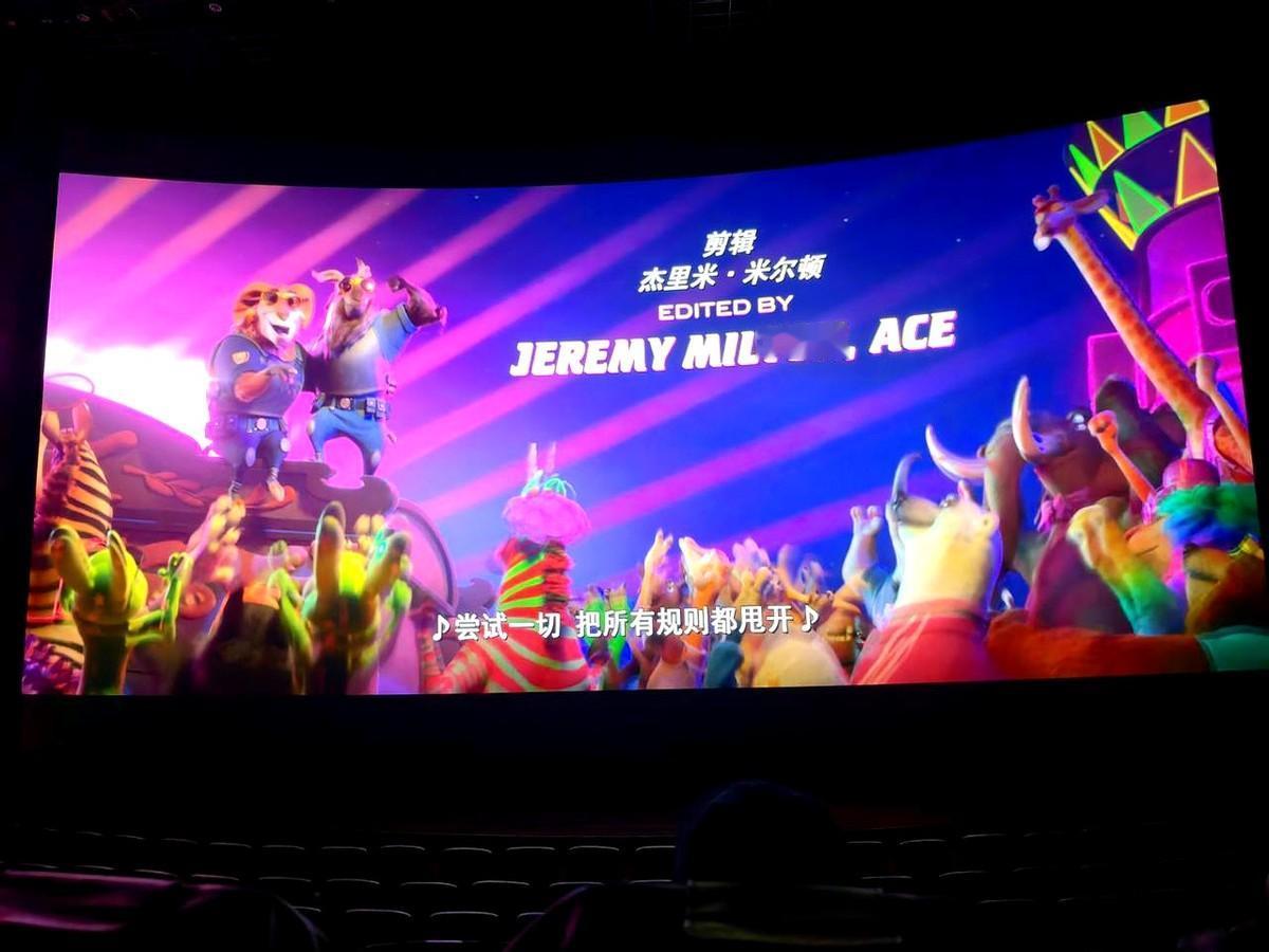 《疯狂动物城2》这票房火得我直呼“什么操作”！现在网上吵翻了，有人说年轻人压