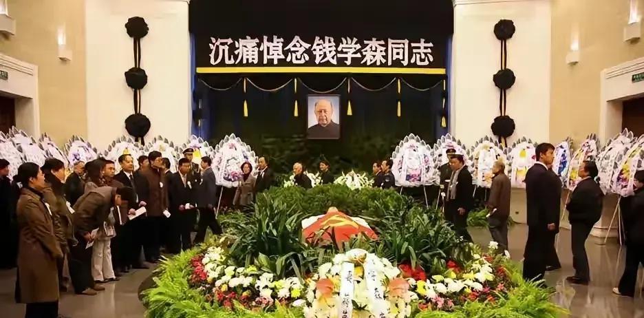 明天将为杨老举行遗体告别仪式,他的规格会很高吗?规格高那是毋庸置疑的,但肯定高