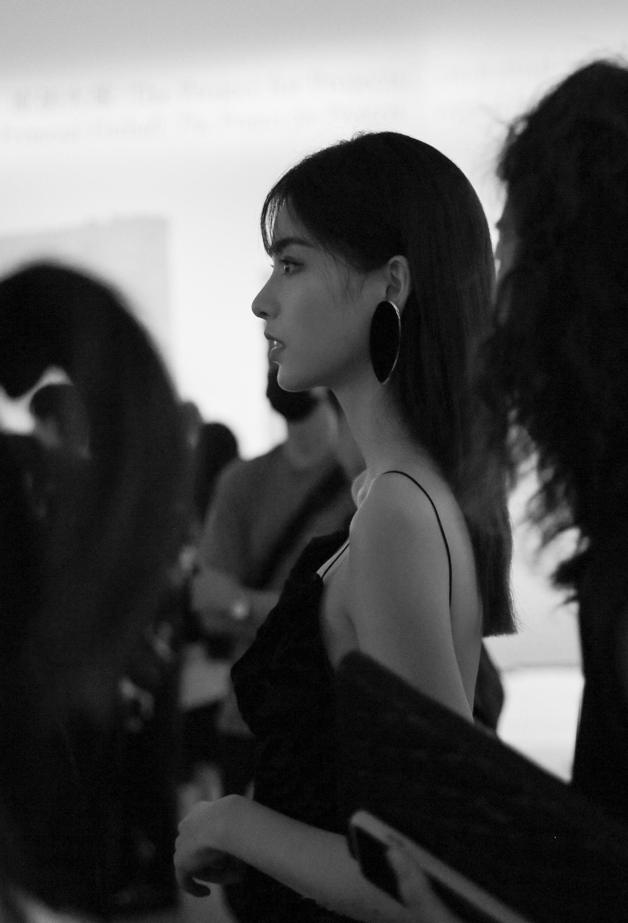 张艺上吊带礼裙美背写真