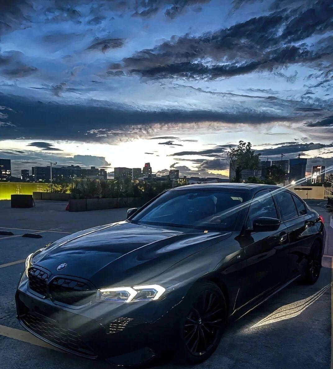 帅昰一种感觉宝马3糸这台宝马3系M运动曜夜版身披炭黑战甲，在黄昏的城市背