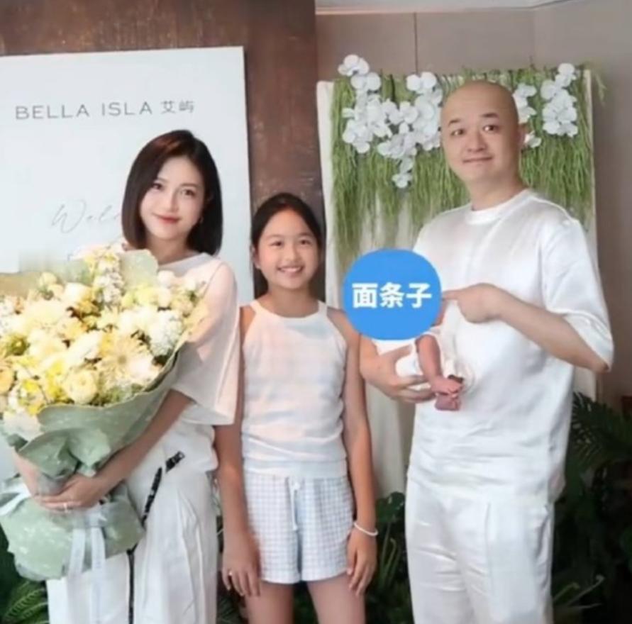 三个理由，包文婧不会选择离婚：1、儿子面条子才1岁。2、女儿饺子，也才1