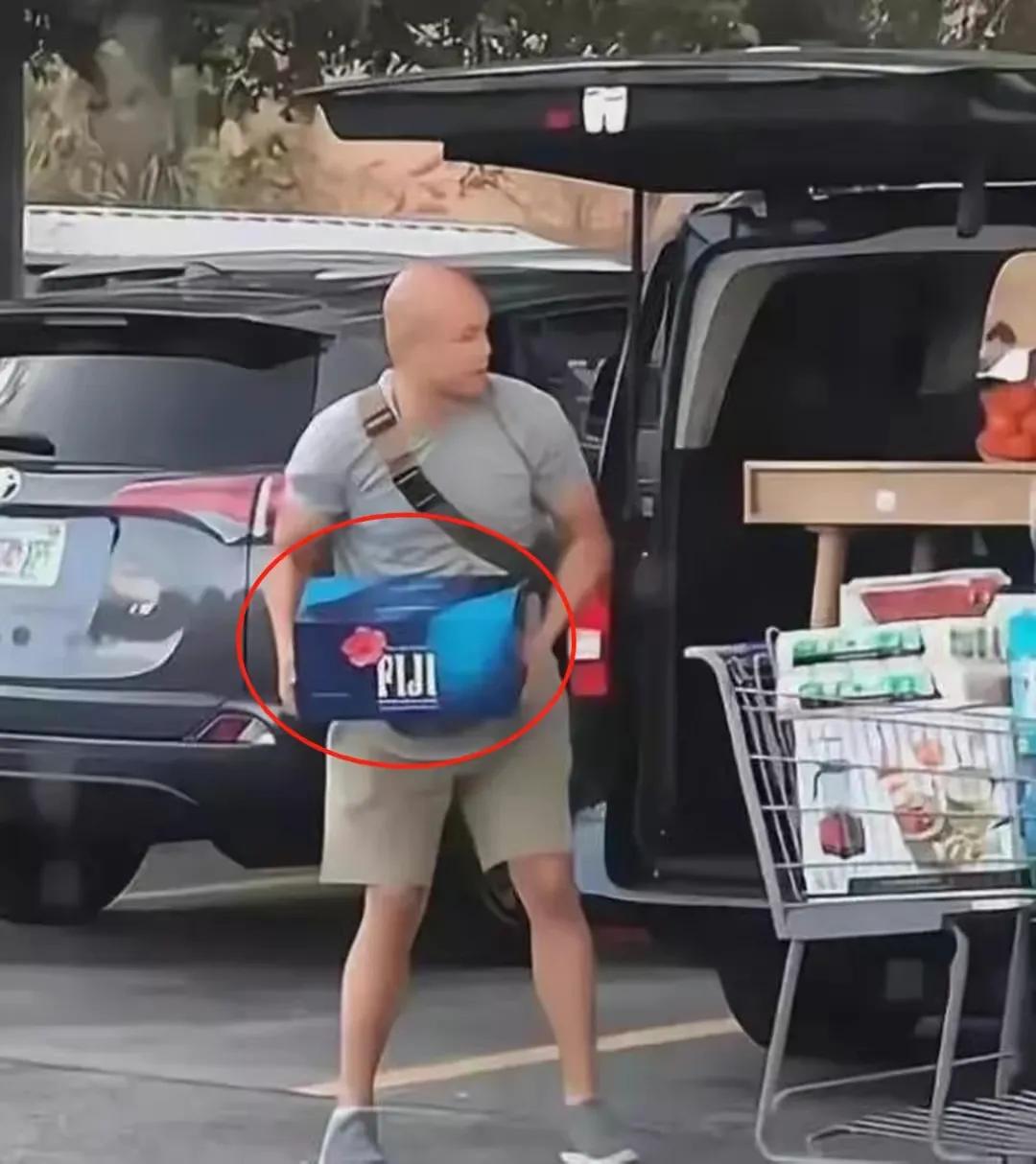 在美国一家超市门前，一个购物顾客，定睛一看竟然是名人乐嘉！从照片中可以看出，乐嘉