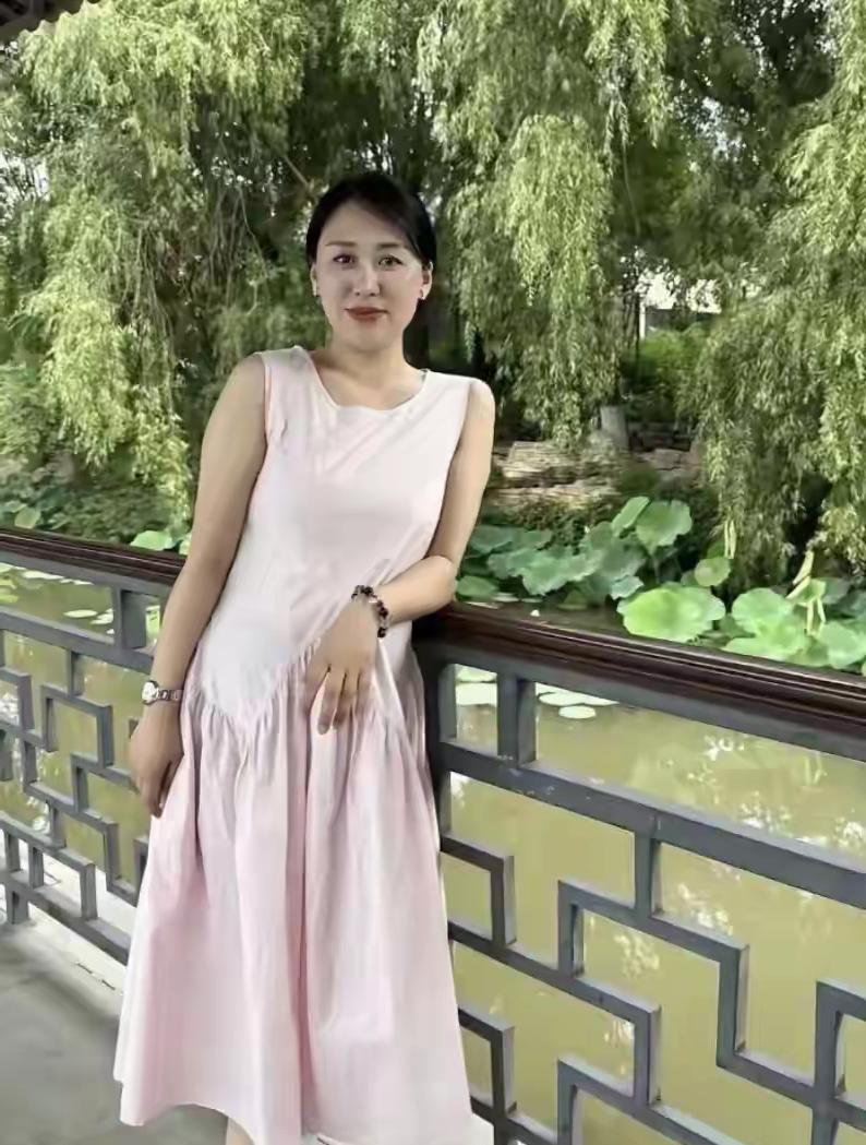 公园偶遇同学的妈妈，直接看呆谁懂啊，这是已经当妈的人啊，一袭浅粉无袖裙衬得气