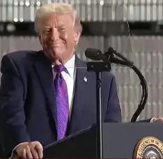 美国参议员说的这句话直白讽刺特朗普，堪称点睛之笔！连带把美防长也数落了。他说：