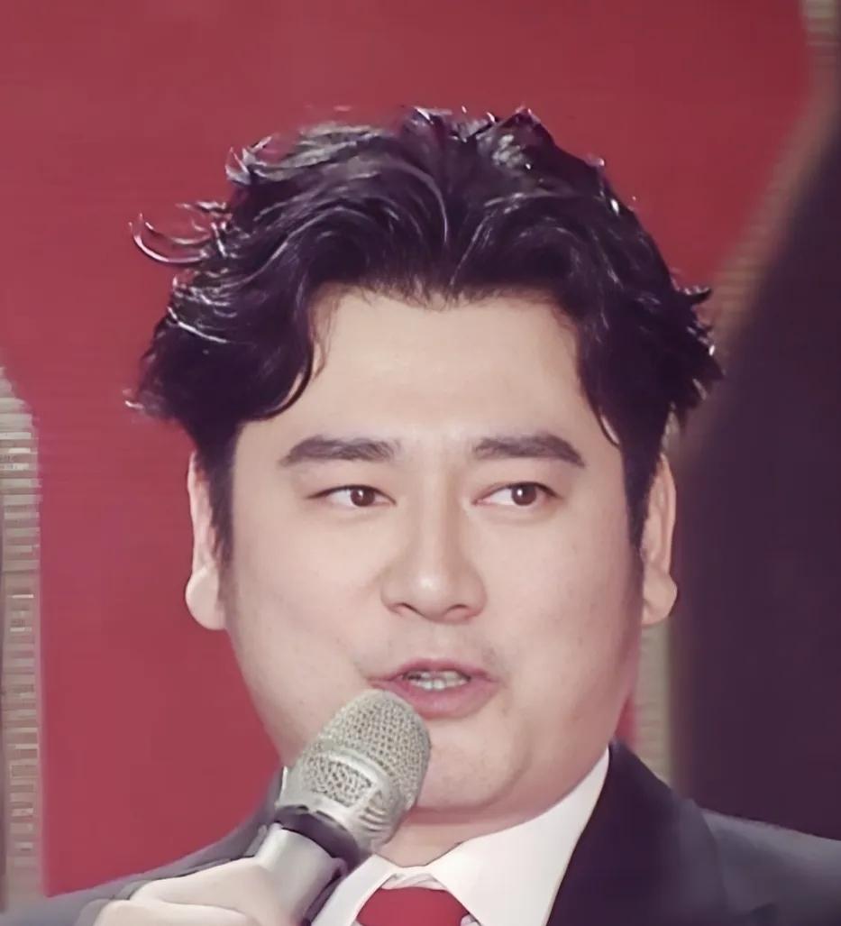 这是钱枫？当年意气风发的少年，和王一博在台上打趣的哥哥，成了中年大叔。原来他就