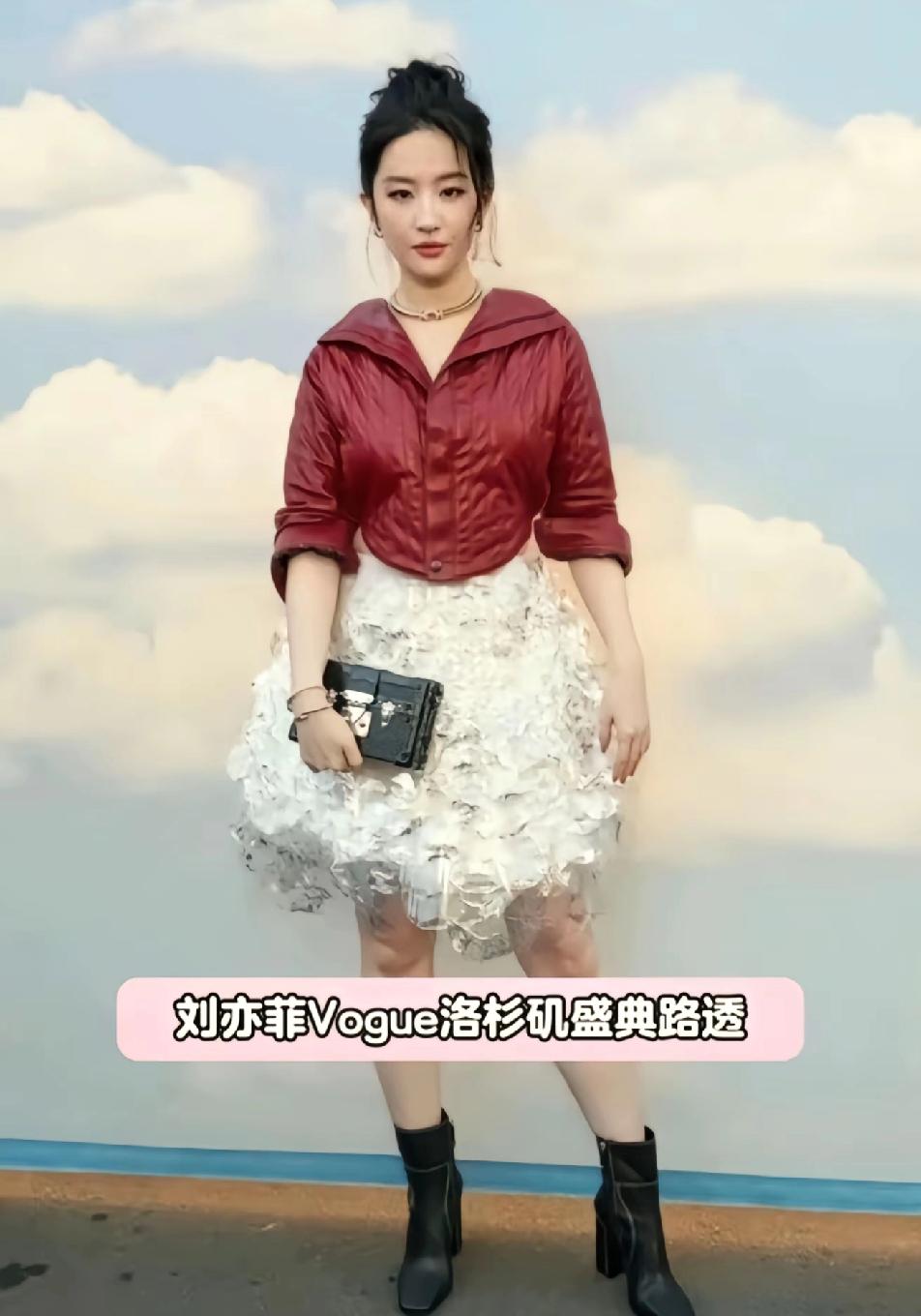 不能硬夸，感觉刘亦菲这次洛杉矶Vouge活动的穿搭翻车了，姐是不是把多年前的酒红