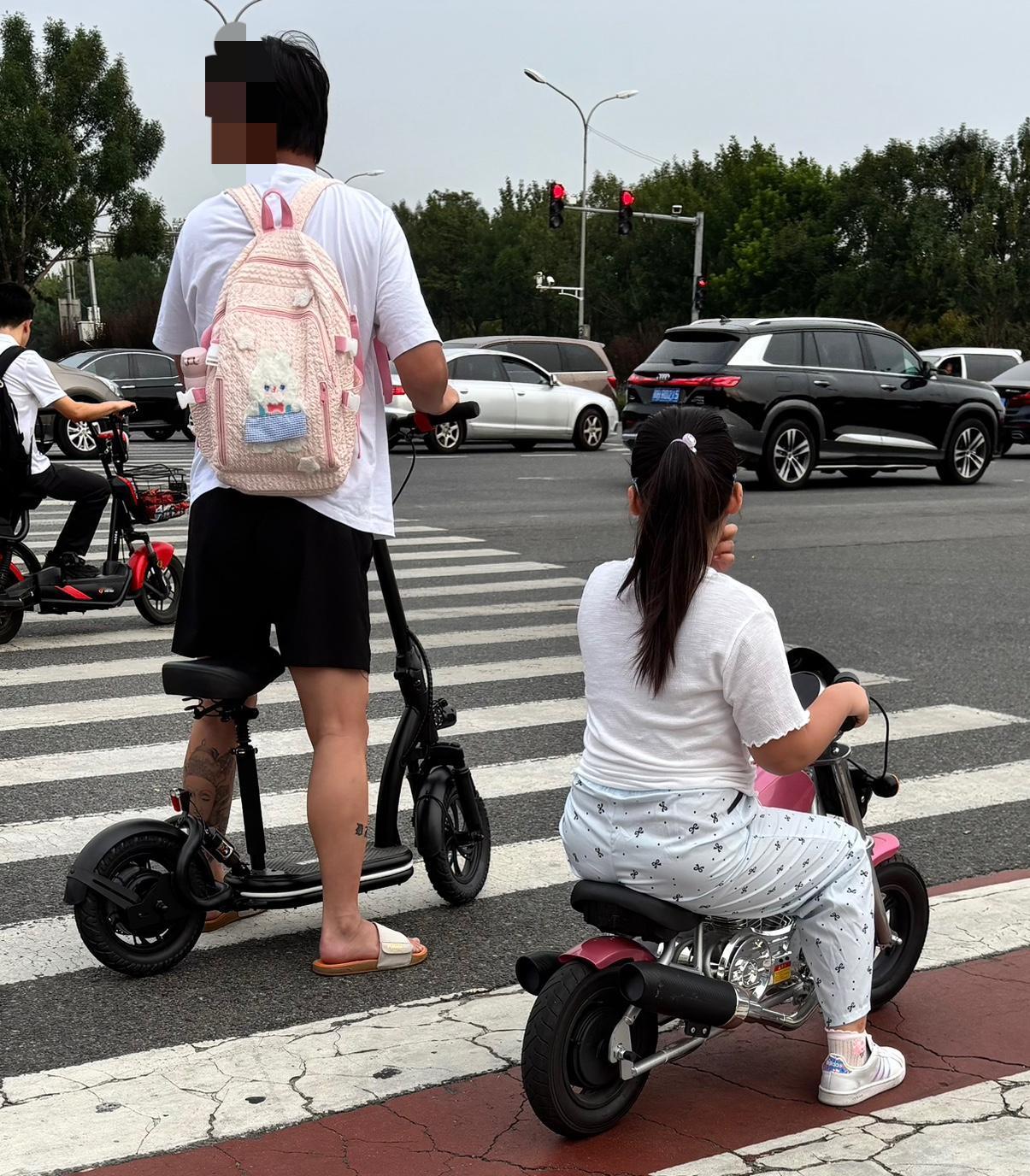 现在真是什么神奇的交通工具都有啊！连儿童车都出电动车了！如果儿童骑这种电动车