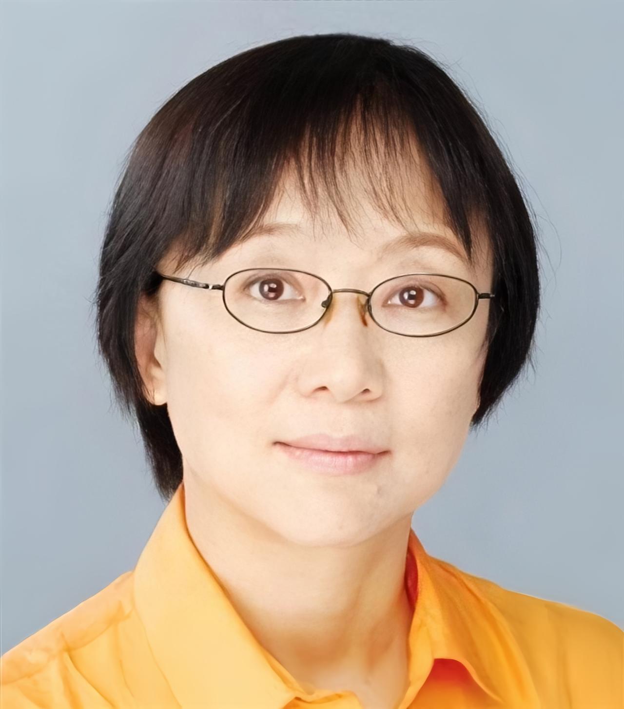 她是恢复高考首届上海市理科状元，也是女性理科状元学术天花板。他出身书香世家，祖父