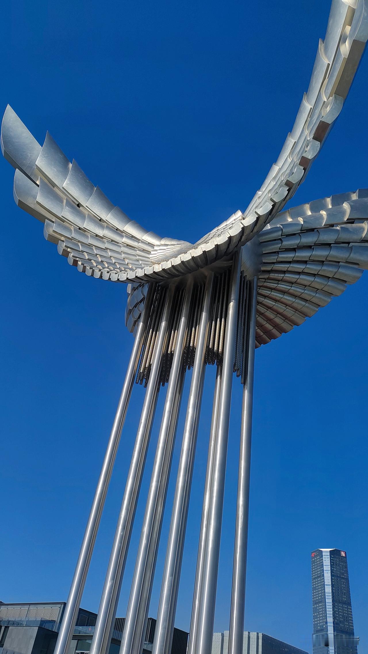 苏州工业园区金鸡湖景区，来到月光码头，想坐船金鸡湖围绕玲珑岛转一圈，结果买不上票