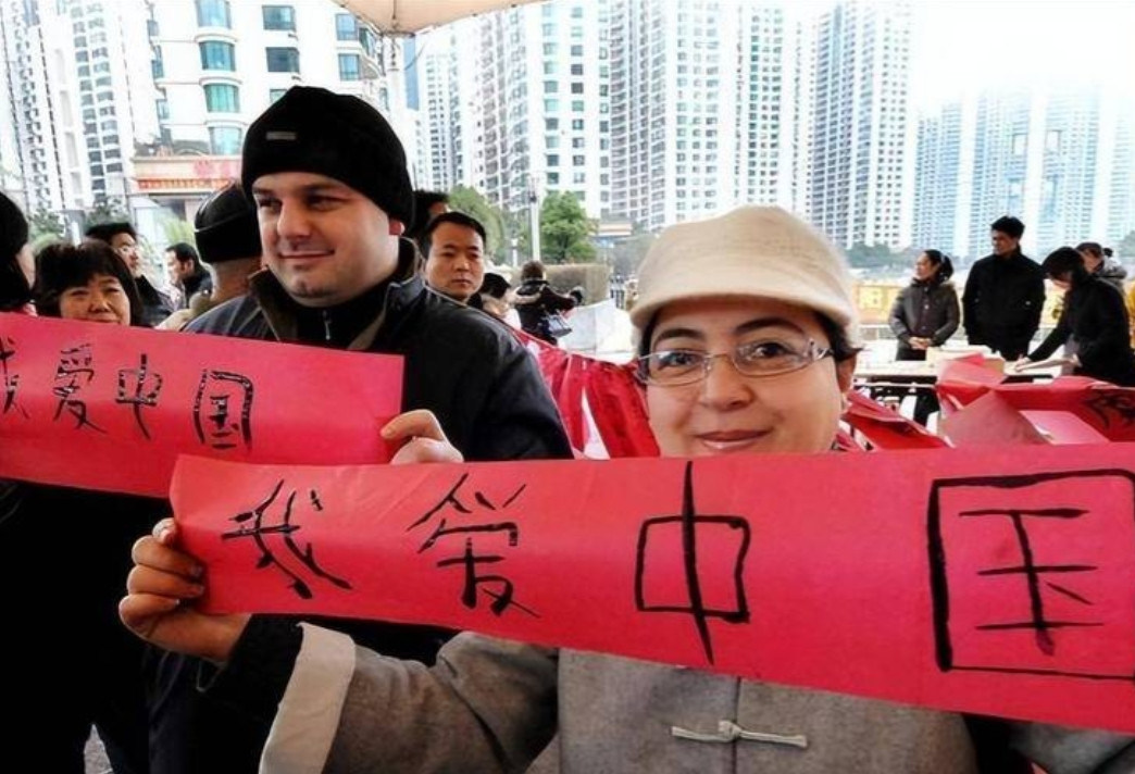 外国游客来中国旅游，玩了几天后：中国太好了，西方一直在骗我