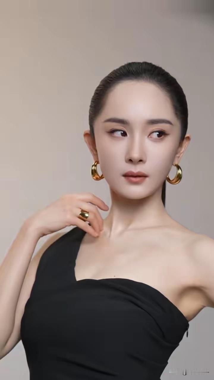 必须承认，大背头发型除了宋佳，还真不是谁都能驾驭得了。没想到，杨幂也尝试了这款