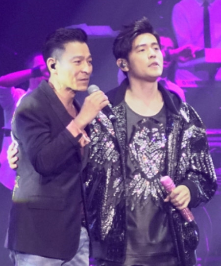 2018年，周杰伦请刘德华当演唱会嘉宾，周杰伦突然质问刘德华：“20年前，我给你