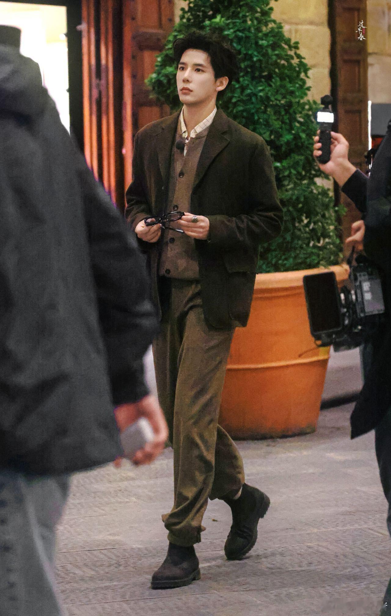 王安宇这个老钱风好浓比起爆款更爱古着夹克：在CELINE秀场与私服之间，构建自