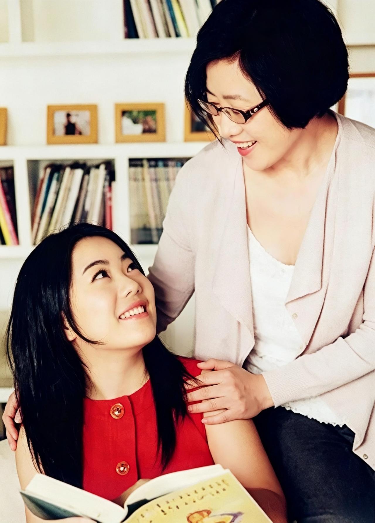 这是小时候的蒋方舟与母亲尚爱兰。蒋方舟曾被称为“天才女作家”“神童才女”。她七岁