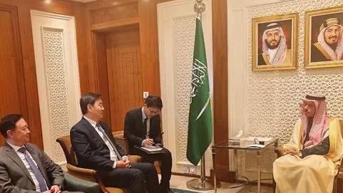 沙特外长费萨尔当着中国特使的面，把美国三个月来施压的底线直接说穿了——他没有否认