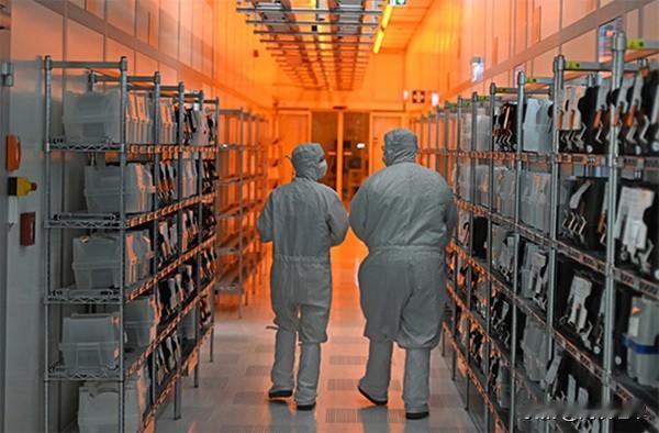 荷兰政府尴尬了,进退两难。荷兰想让本国企业接手,但没用,客户不会追随。荷兰政府强