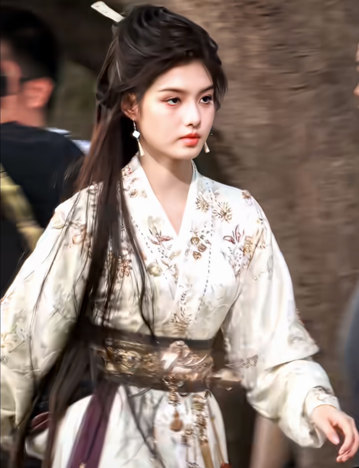郭敬明这个妆造…艾米当女主后，也成了假头盔受害者…​​​