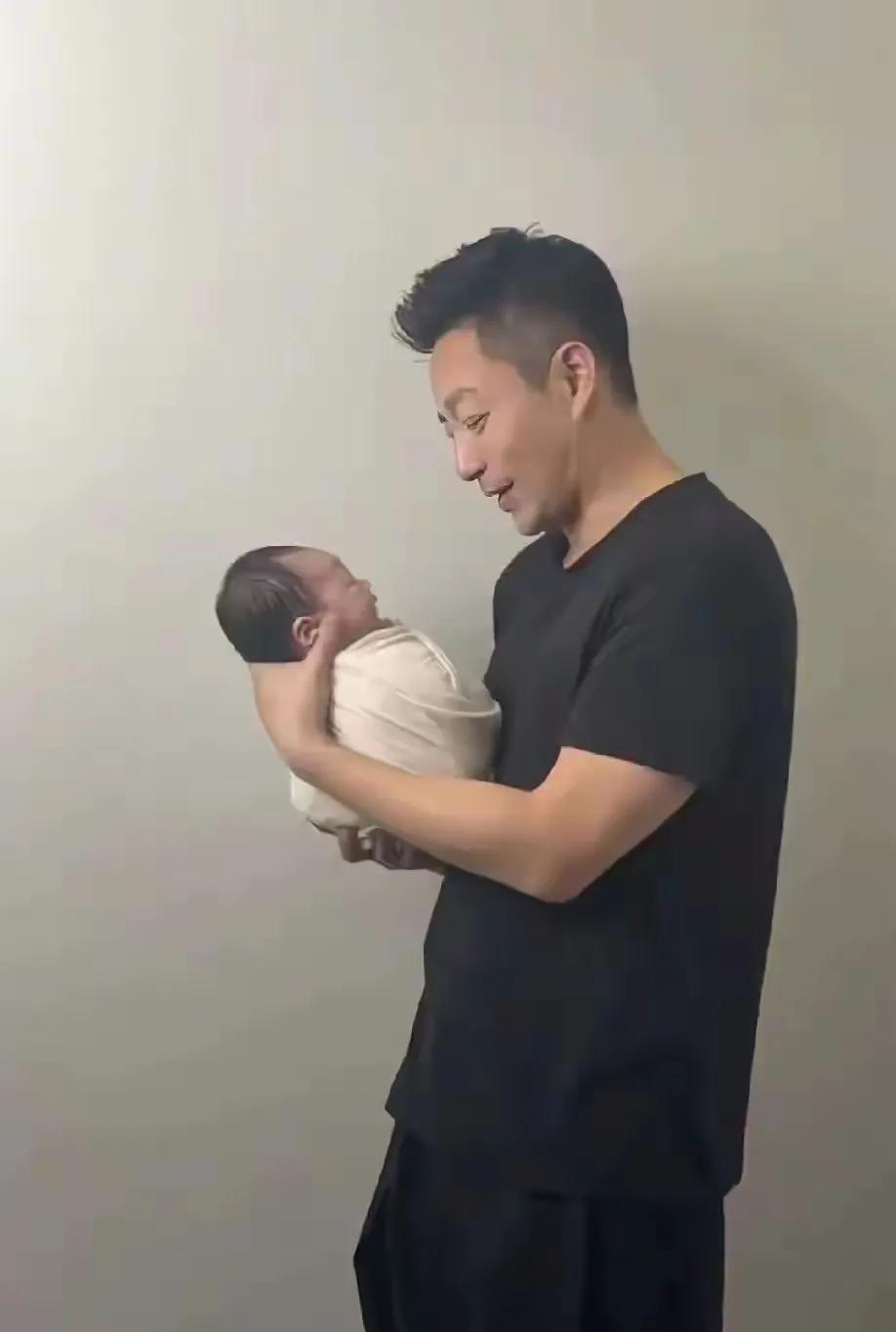 汪小菲表示未来有三大安排，曝与汪宝亲密合影，引网友替张兰叫屈。一晃的时间，马