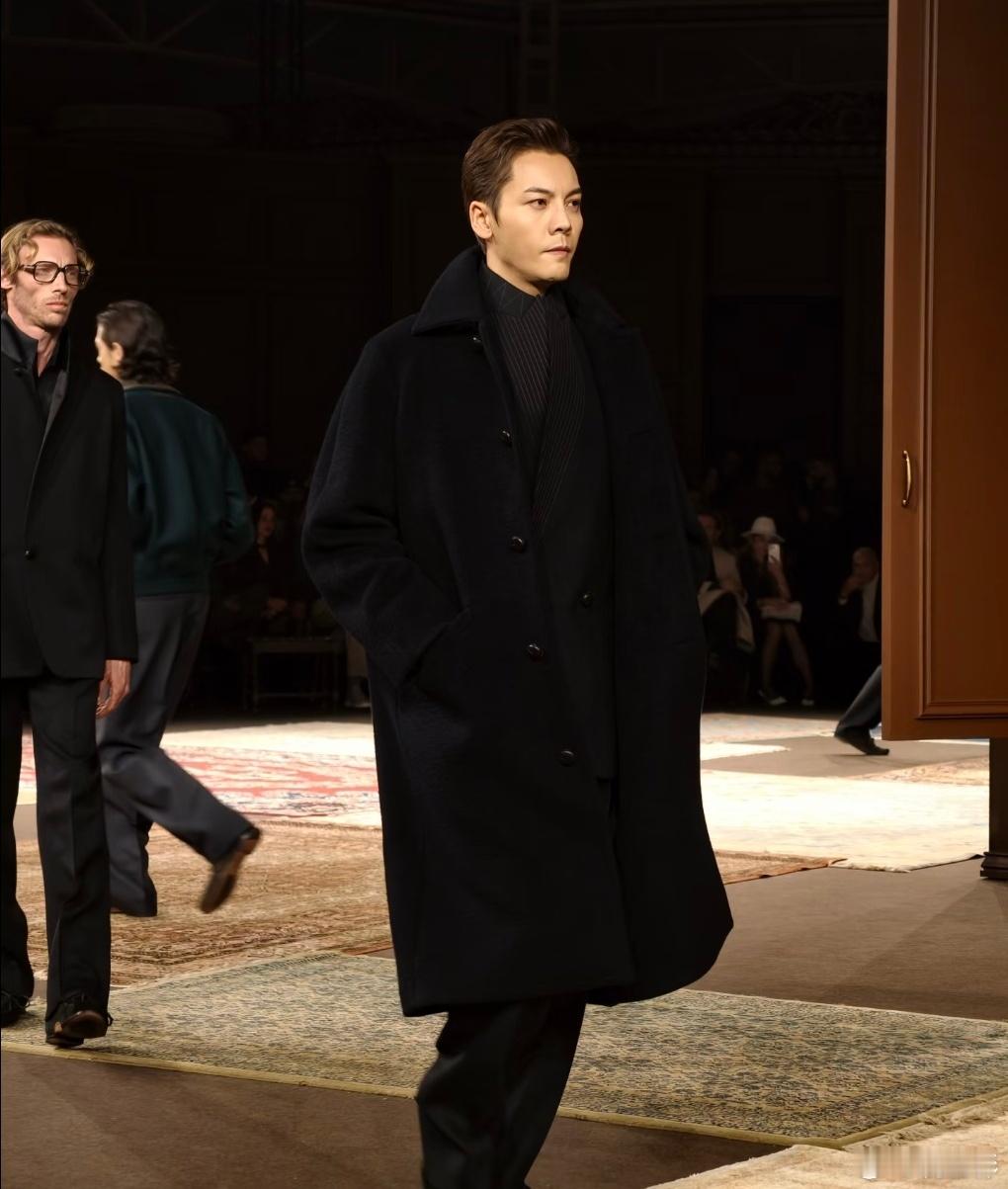 陈伟霆秀场生图即神图黑色系的大衣走在T台上面的时候，完全就是气场2米8，陈伟霆