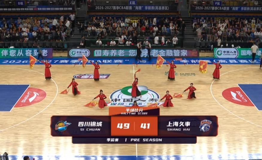 四川队今年不能轻视啊！今晚和上海队比赛上半场49：41领先结束半场比赛，第二节最