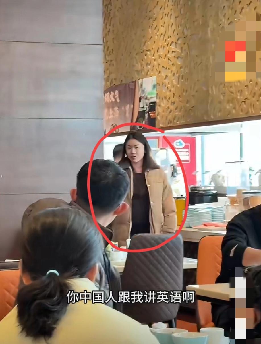 2月19日，上海某餐厅内，服务员推车收拾桌子不小心碰到了女顾客，当时也道歉了。可