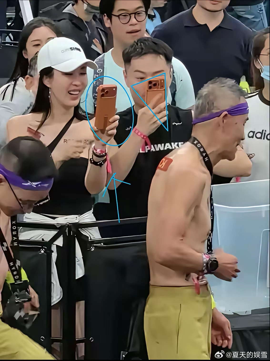 大家发现了吗？田朴珺来看王石参加比赛，有三个细节挺令人费解的。第一，跟田朴珺一起