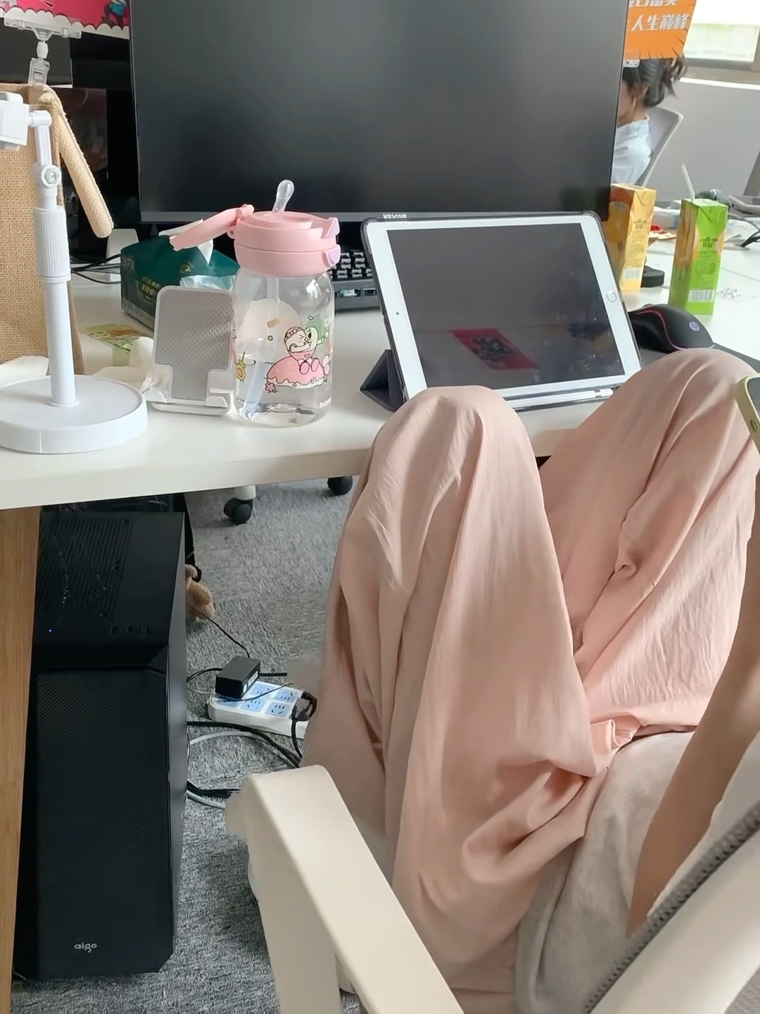实习生真的好猛，连电脑都没开...