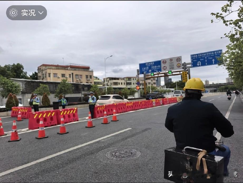 广州隧道入口双警驻守！电动车想闯，门儿都没有！广州洲头咀隧道入口直接“升级
