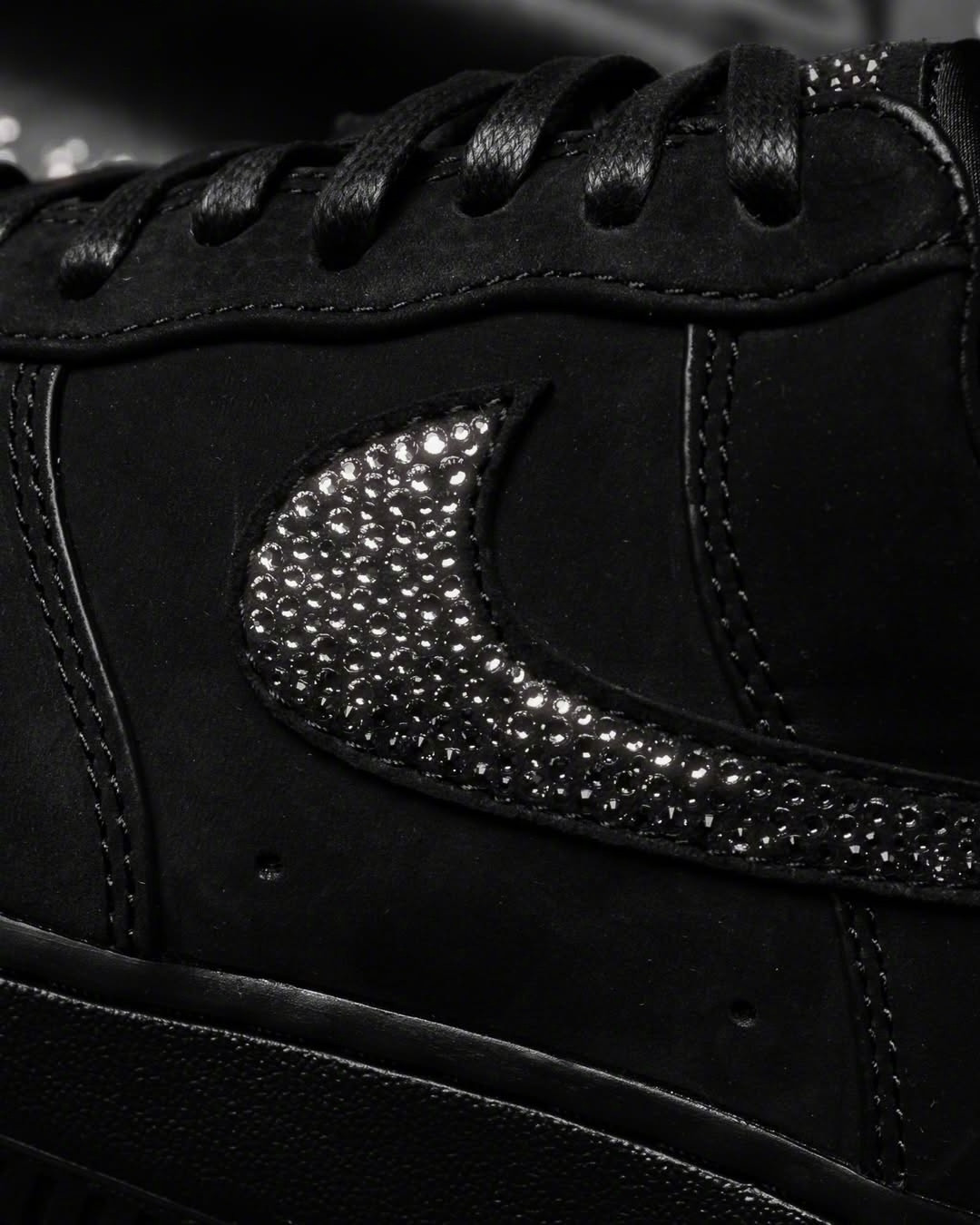 Nike为莫兰特打造的施华洛世奇版本NikeAirForce1Luxe。