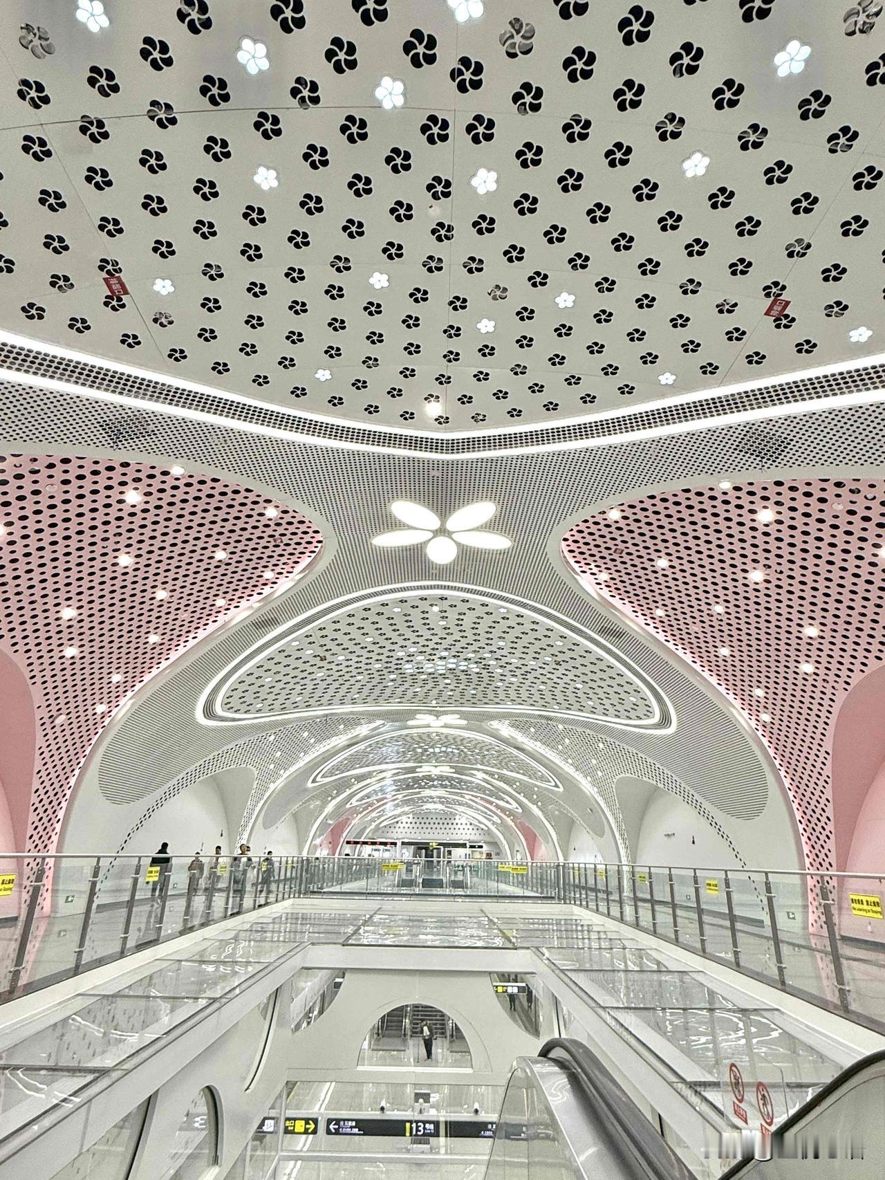 救命！成都地铁新线美到我失语今天冲了成都地铁13号线试乘，直接误入地下仙境！