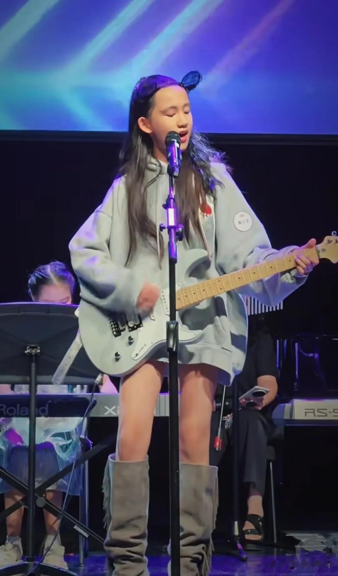 孙莉晒周末的孩子和家人照片，二女儿多妹是个摇滚范酷妹，儿子撞脸刘昊然呀。说到孙