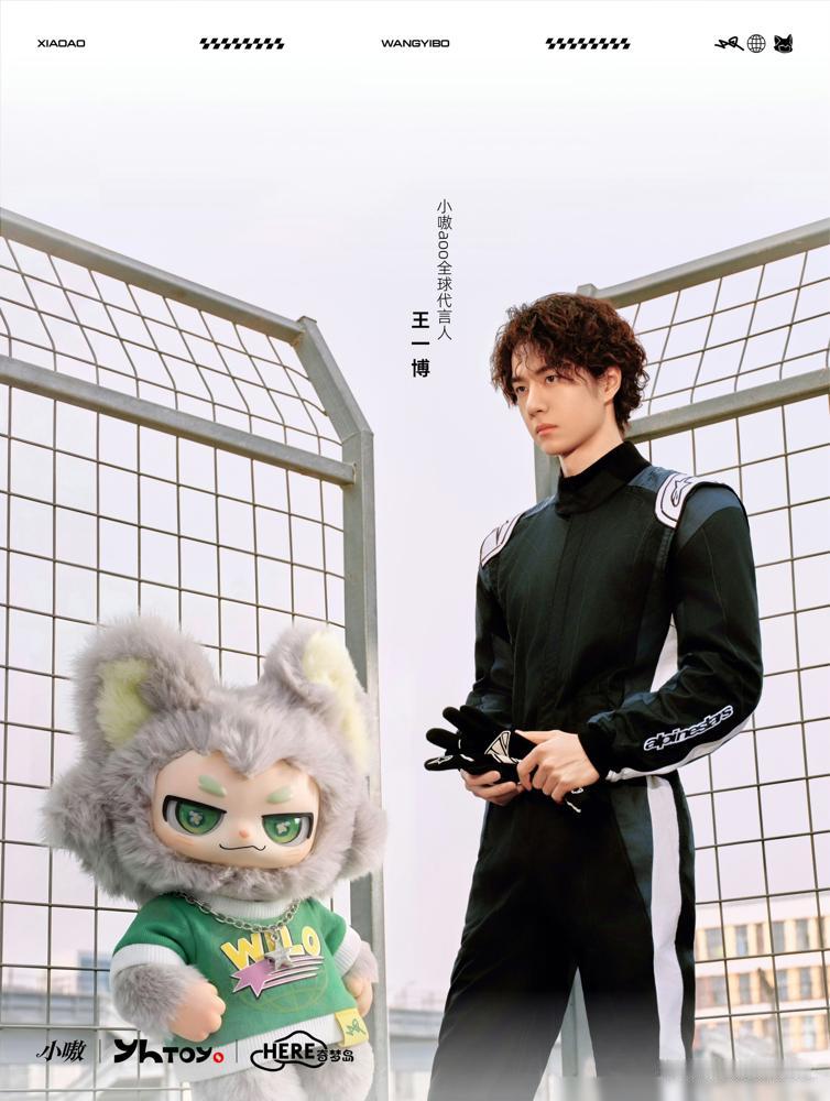 千万别以为王一博背着那只绿娃娃是闹着玩，你根本不知道背后是他自己公司布的一盘大棋