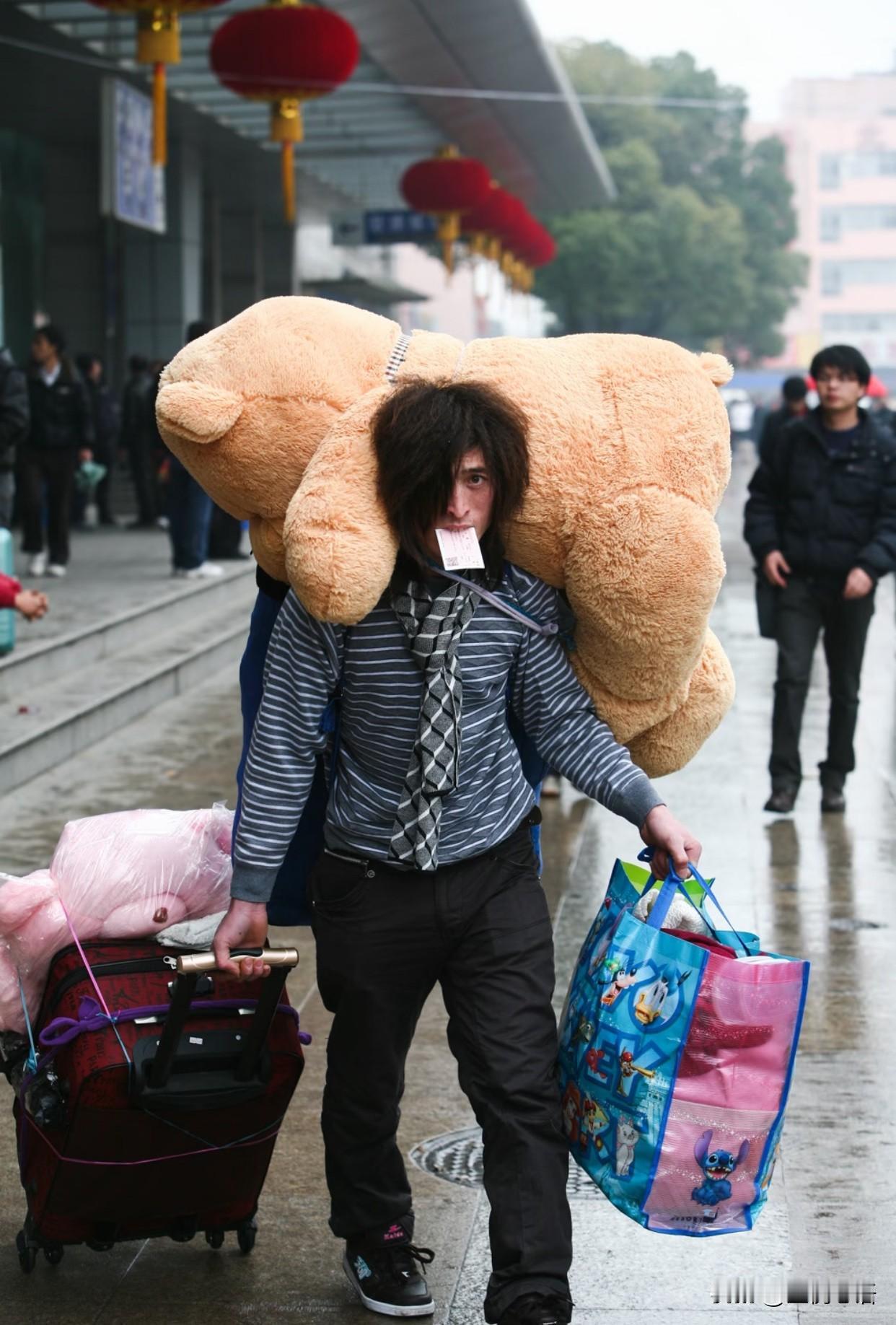 在没网购的年代，回家的礼物都带着风尘。以前没网购，回家的礼物哪有现在这么省