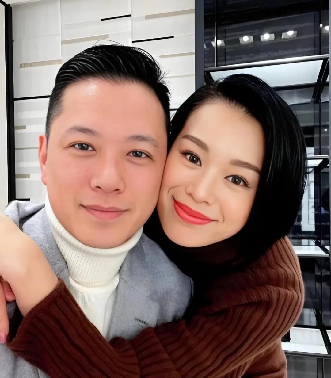 你发现了吗？胡杏儿老公自从爆出在夜店搂其他的女人之后，胡杏儿一直在替老公澄清，