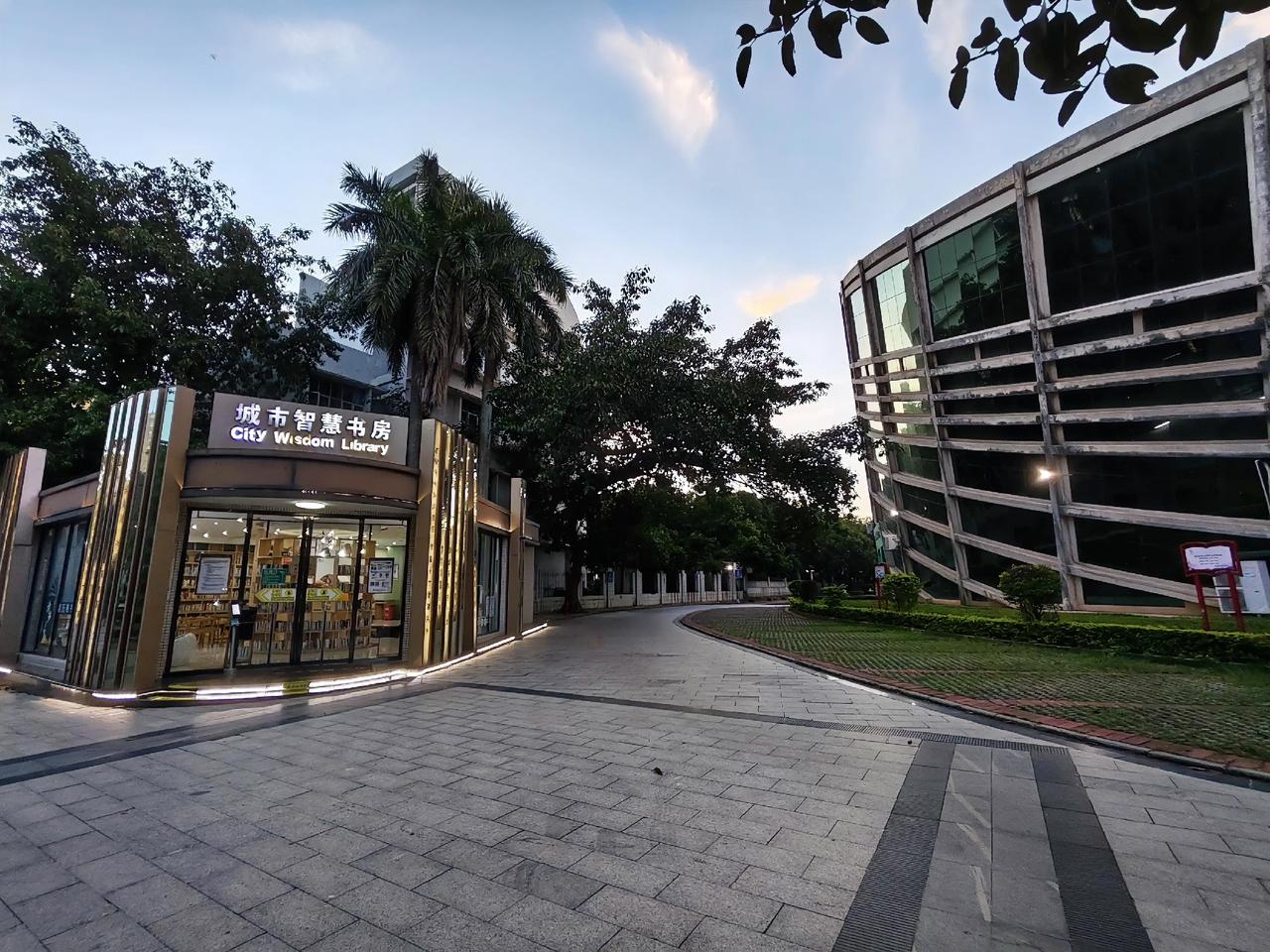 和年入5000万的前辈聊到凌晨，他一句话直接点醒我：普通人一辈子穷忙、赚不到大
