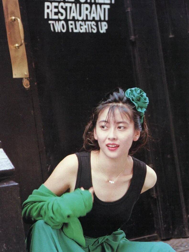 中山美穗的一组写真照来自《Ambivalence》,1989年9月初次发行摄影