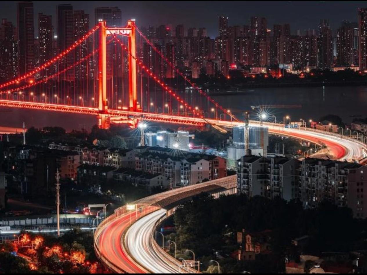 你们发现没，这四个城市“的哥”，号称“猛人”，各有独特的风格。重庆“的哥