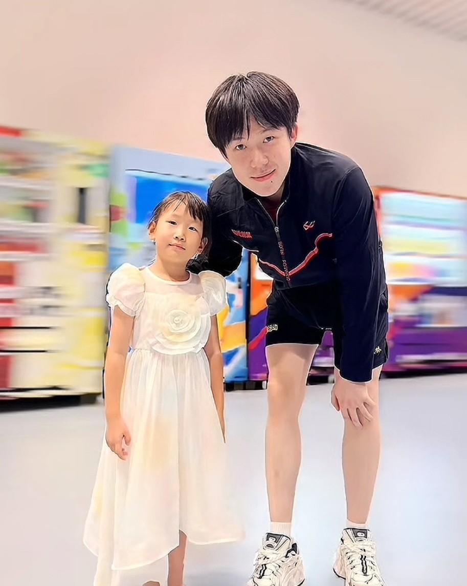 四火哥晒女儿新疆乒超观赛日常，小丫头脱口而出“爸爸不帅，王楚钦哥哥比爸爸更帅”（