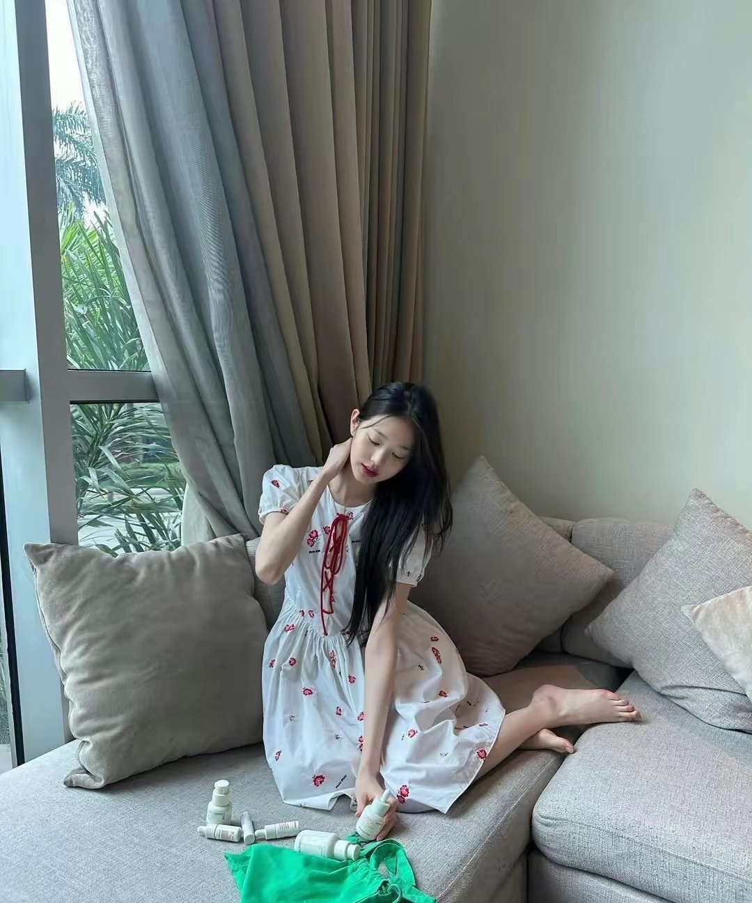 这条裙子穿在张元英身上真是绝了，简简单单的款式反而衬得她整个人干净又灵动，像校园