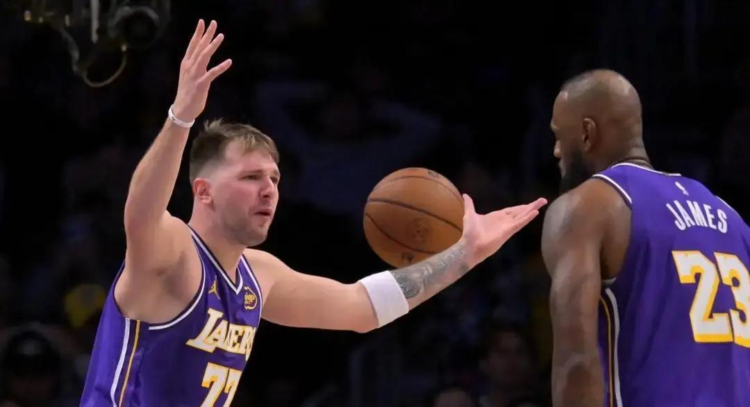 季后赛压哨剩2秒，你敢传詹姆斯吗？他39岁，季后赛最后2分钟命中率54%，