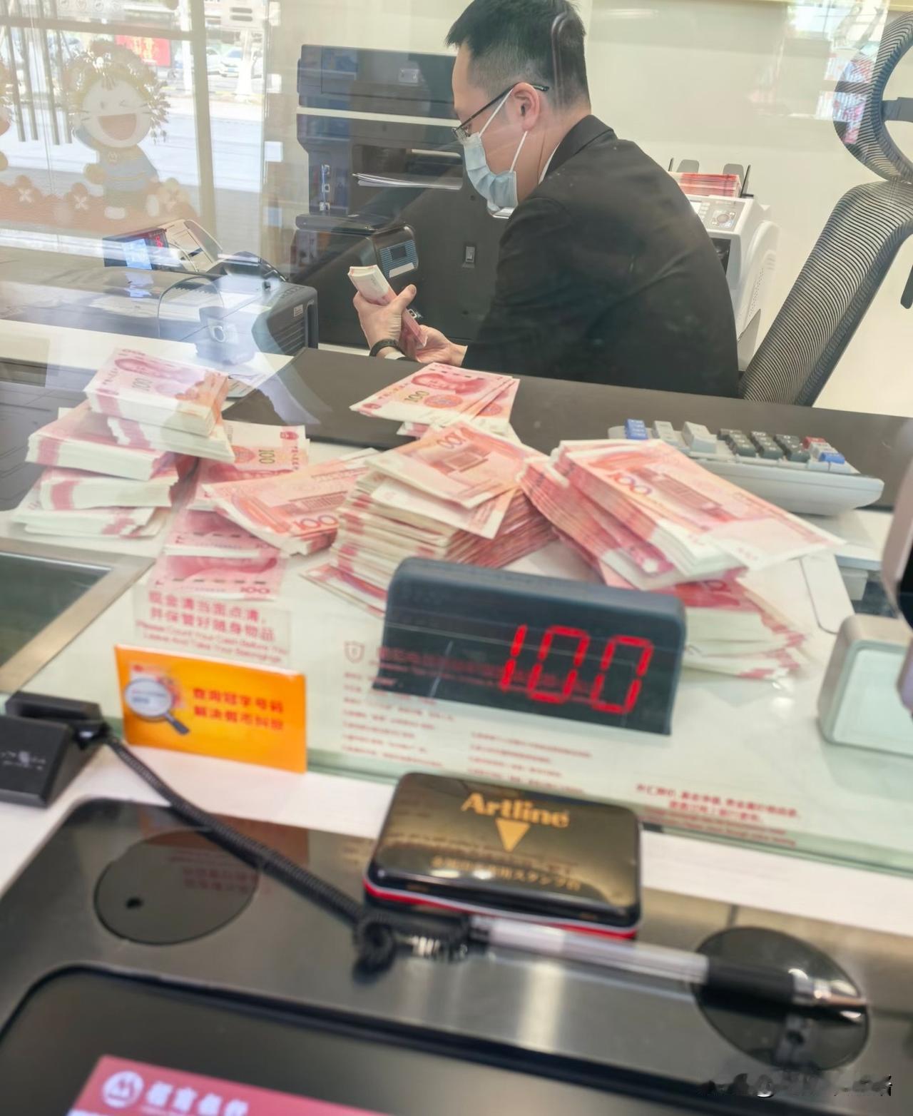 在银行做客户经理的表姐昨晚告诉我她刚帮一位老客户处理到期的50万存单，三年前