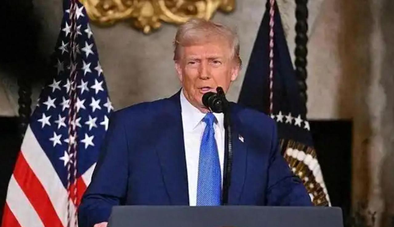 特朗普还不忘自吹一波：“中国可以继续从伊朗买油了，也别忘了多买点我的。”这话听起
