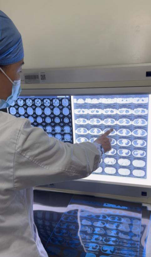 河南新乡一名19岁学生，2024年11月上课期间突然发烧，觉得是小感冒，随便吃了