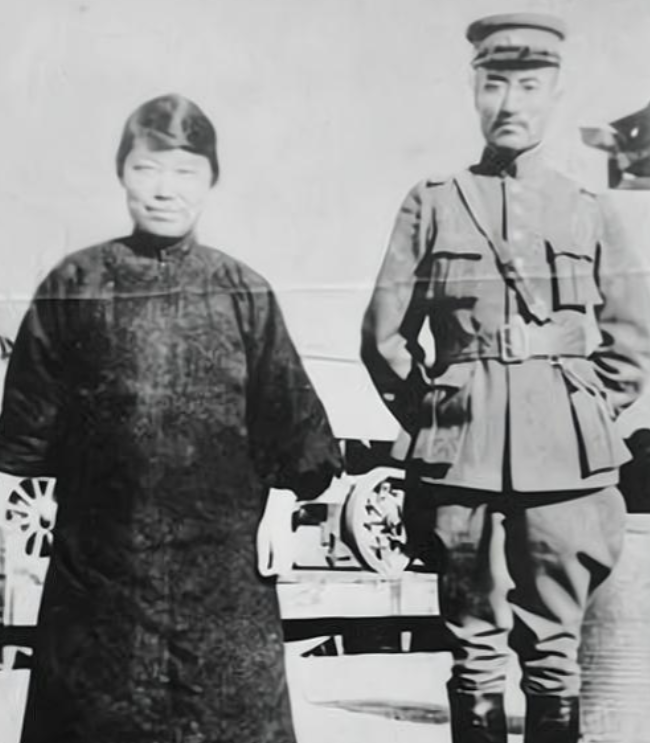 1925年12月25日，张作霖的卫队长高金山将郭松龄夫妇押到辽河边，郭松龄指着胸