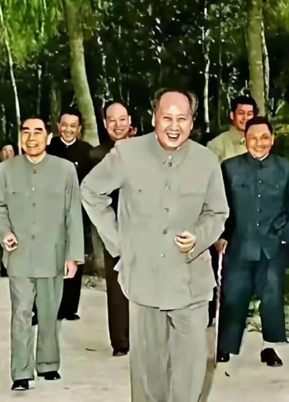满屏假笑泛滥时，这张老照片的笑容，才戳中亿万国人泪点谁能料到，一张被尘封数